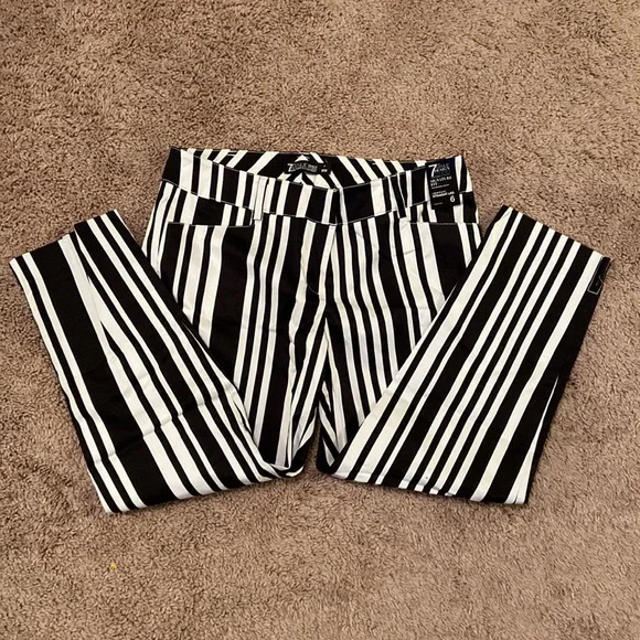 New York & Company - Women's Black and White Stripes Crop Pants (NWT) - Picture 2 of 7